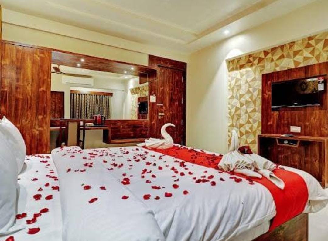 Room & Decor - Book Now